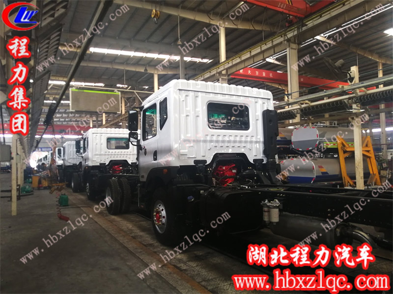 程力集團灑水車車間大量現(xiàn)車訂做中，欲購從速