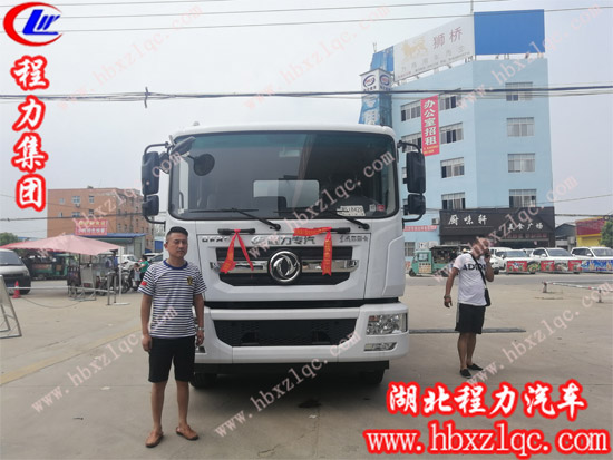 湖南岳陽宋總喜提程力集團(tuán)12方東風(fēng)多利卡D9灑水車一臺(tái)！