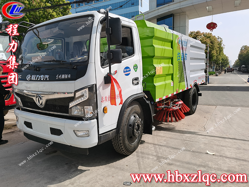 程力集團(tuán)東風(fēng)福瑞卡掃路車，北京客戶到廠自提車并學(xué)習(xí)操作方法