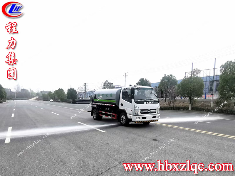 清明煙雨細(xì)——湖北程力凱馬6方灑水車風(fēng)雨不誤，在線試車。